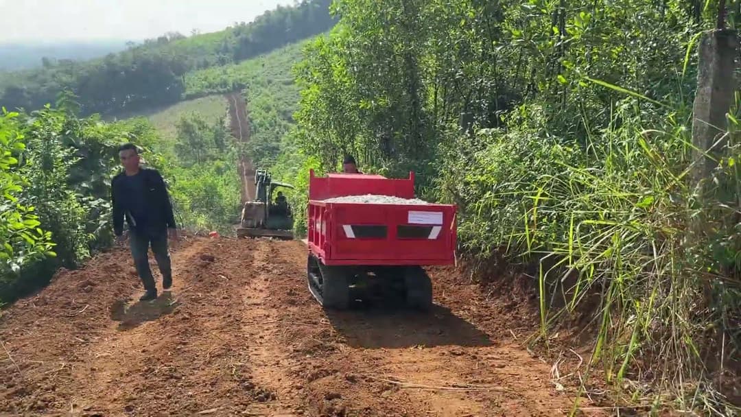 Xe rùa bánh xích 1,5 tấn chở đá dăm lên dốc đồi keo ở Thanh Hóa