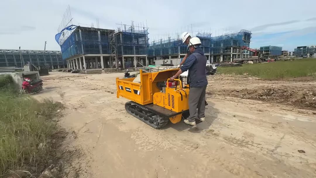 Xe rùa bánh xích 1,8 tấn trên công trường khu đô thị ở Đan Phượng