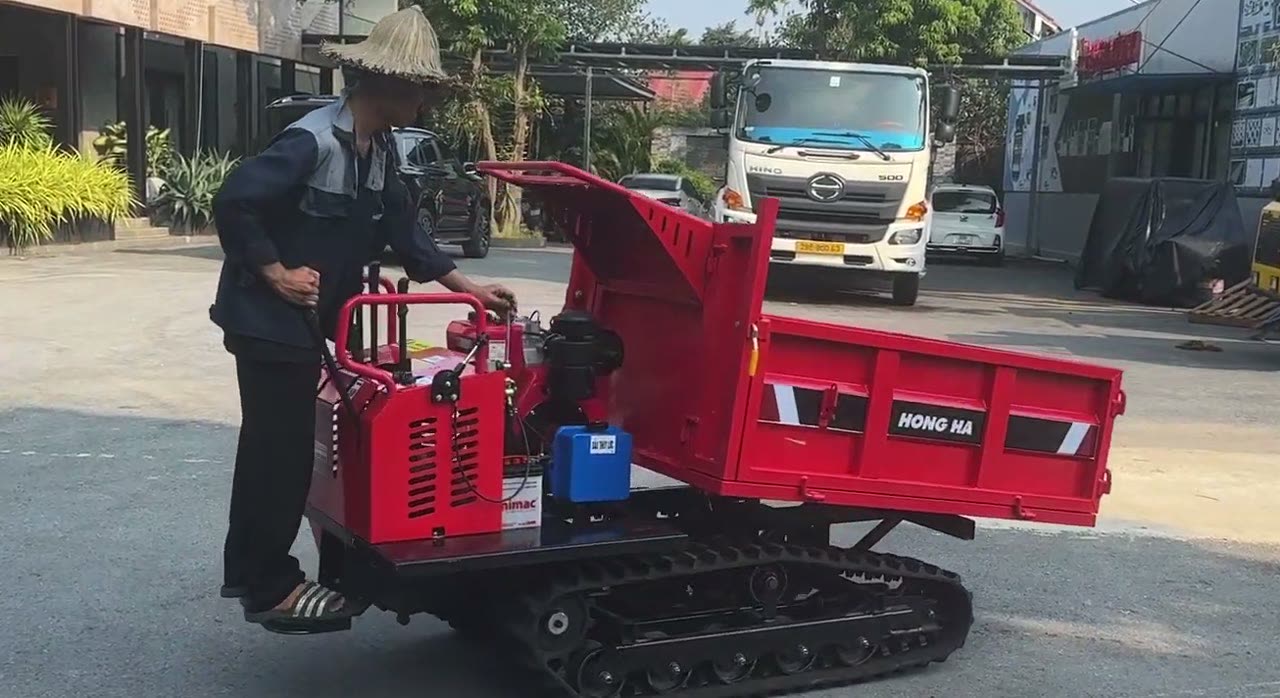 Kỹ thuật chạy thử xe rùa bánh xích 1,5 tấn ở sân showroom Hồng Hà