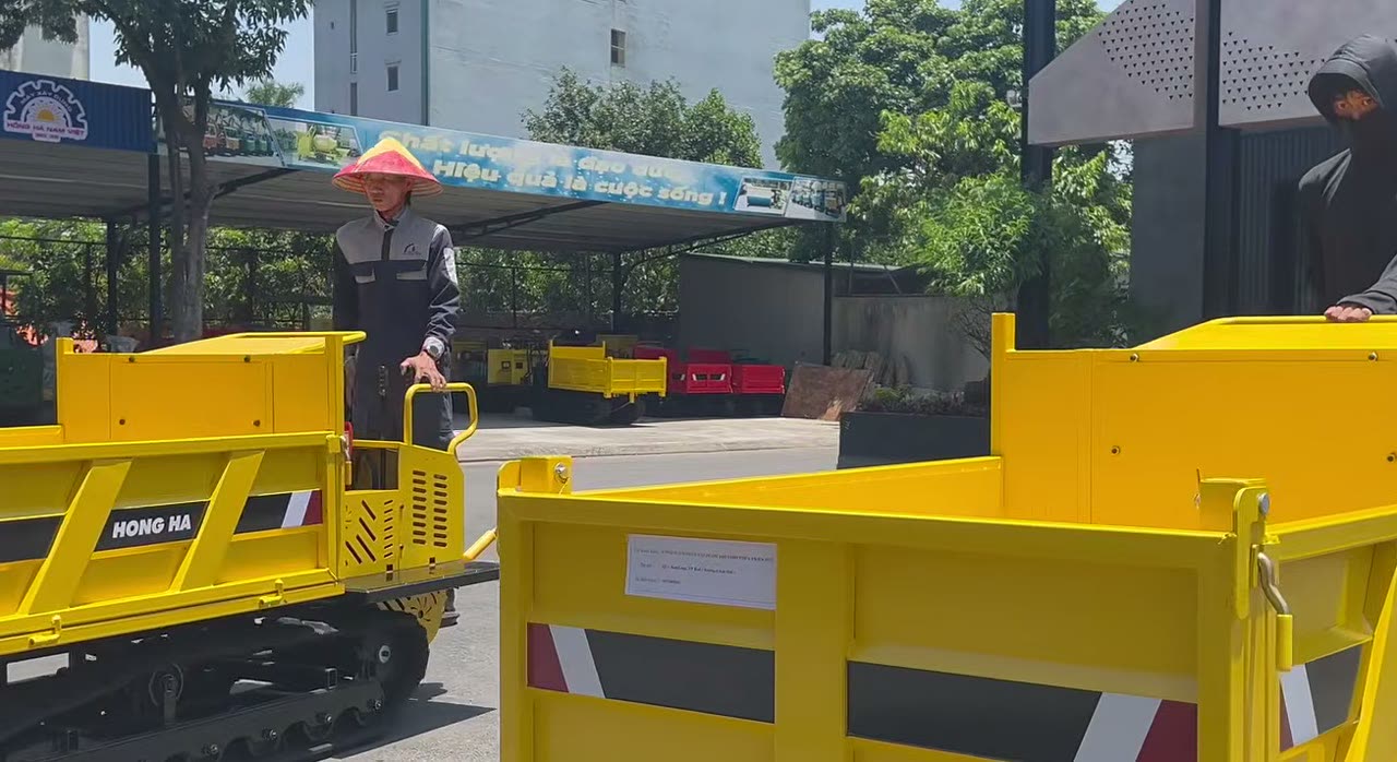 Hai xe rùa bánh xích 1,8 tấn chạy thử ở sân showroom trước khi đi Huế