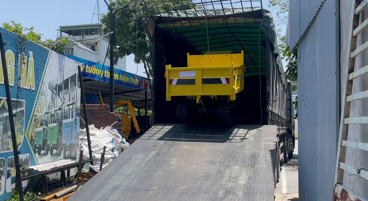 Xe rùa bánh xích 1,8 tấn bò lên thùng xe tải theo cầu dẫn