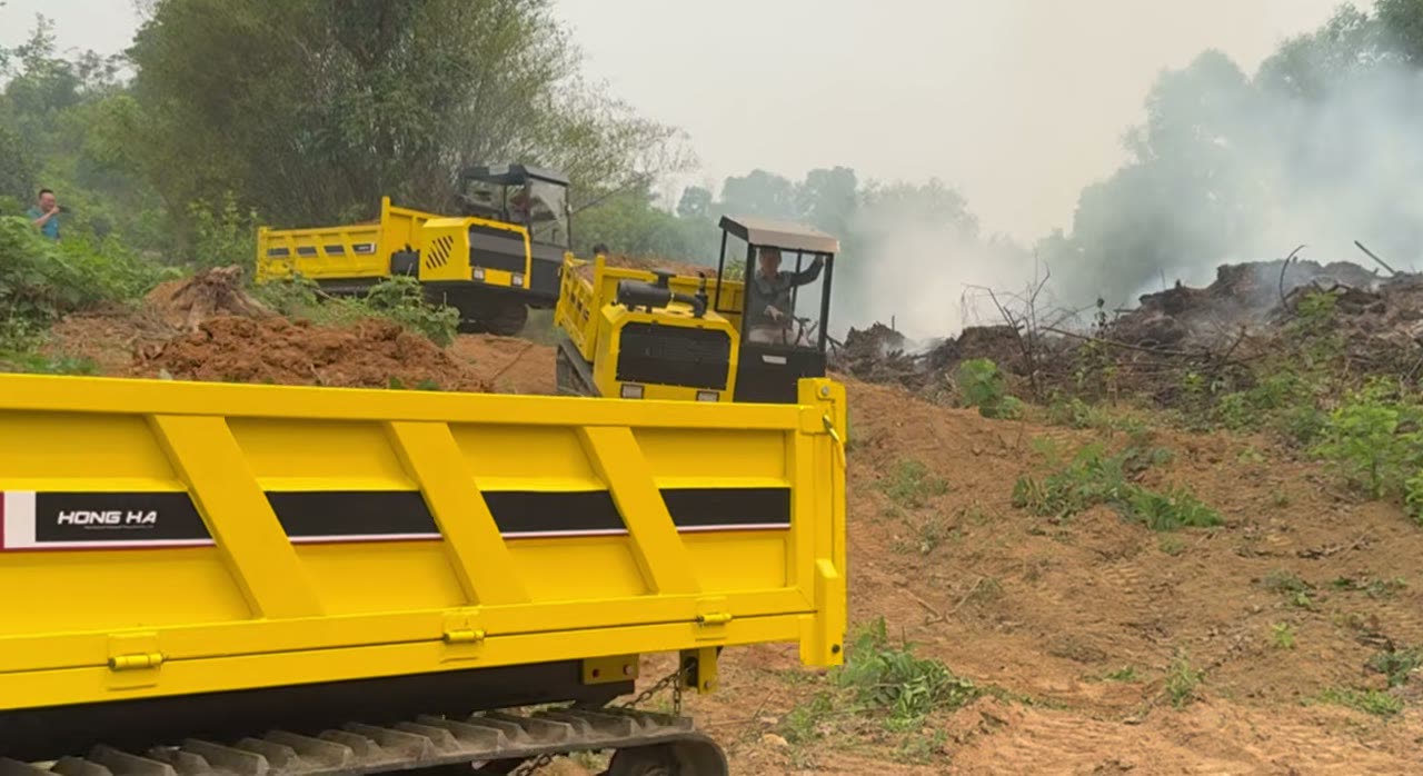 Xe rùa bánh xích chở cành cây lên dốc đất ở Hòa Bình