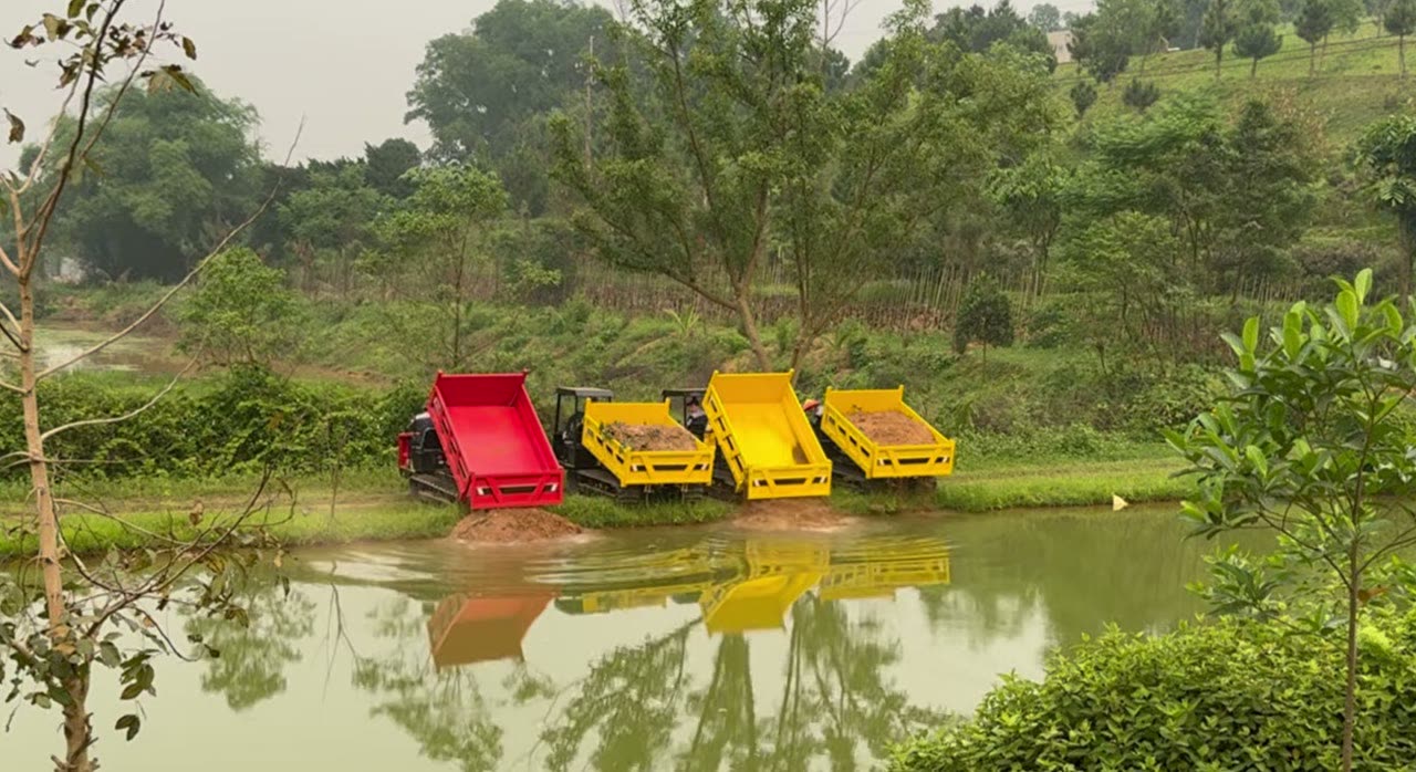 Bốn xe rùa bánh xích Hồng Hà xếp hàng bên bờ ao