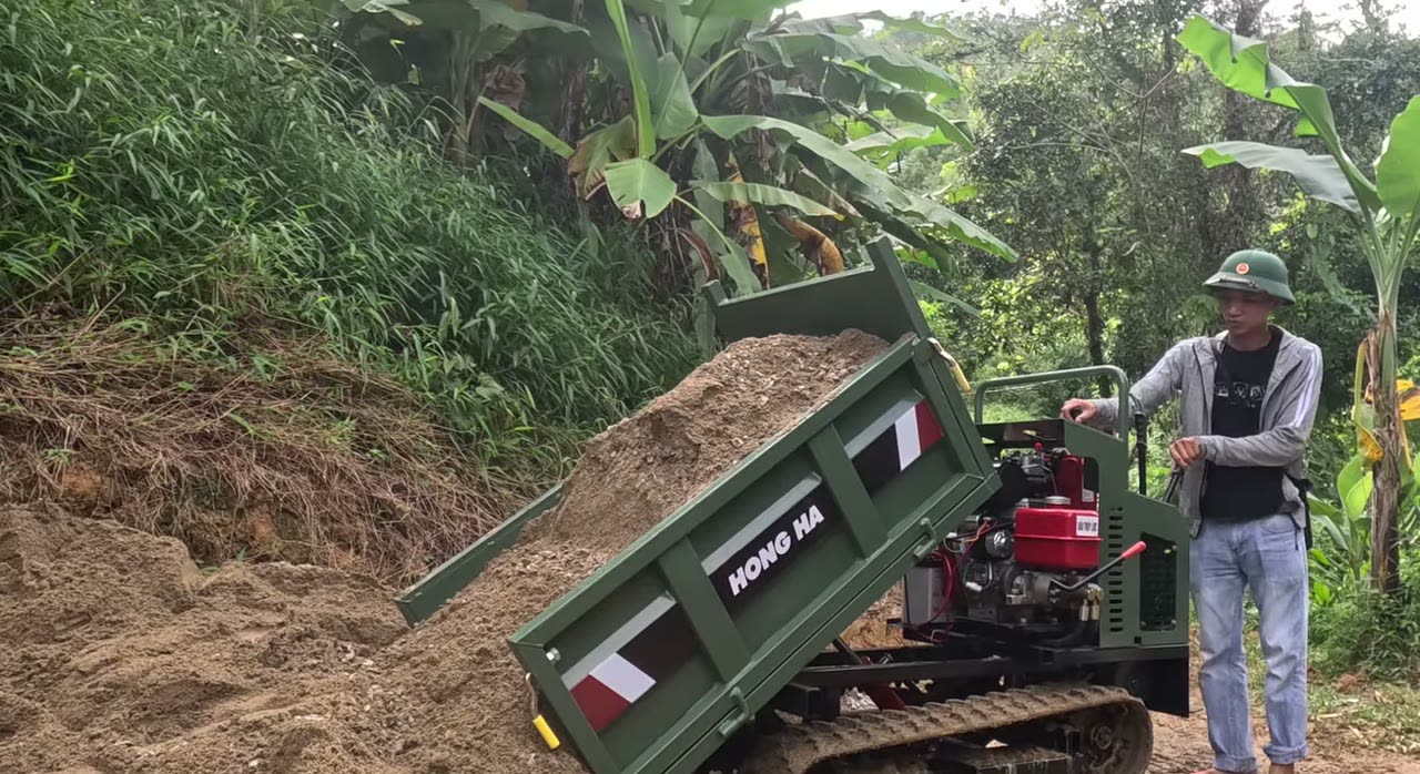Nâng ben xe rùa bánh xích 0,8 tấn đổ đất xuống mép dốc