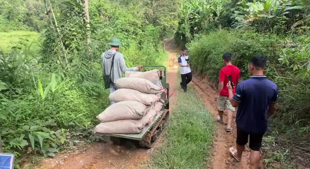 Xe rùa bánh xích chở bao vật liệu trên lối mòn hẹp