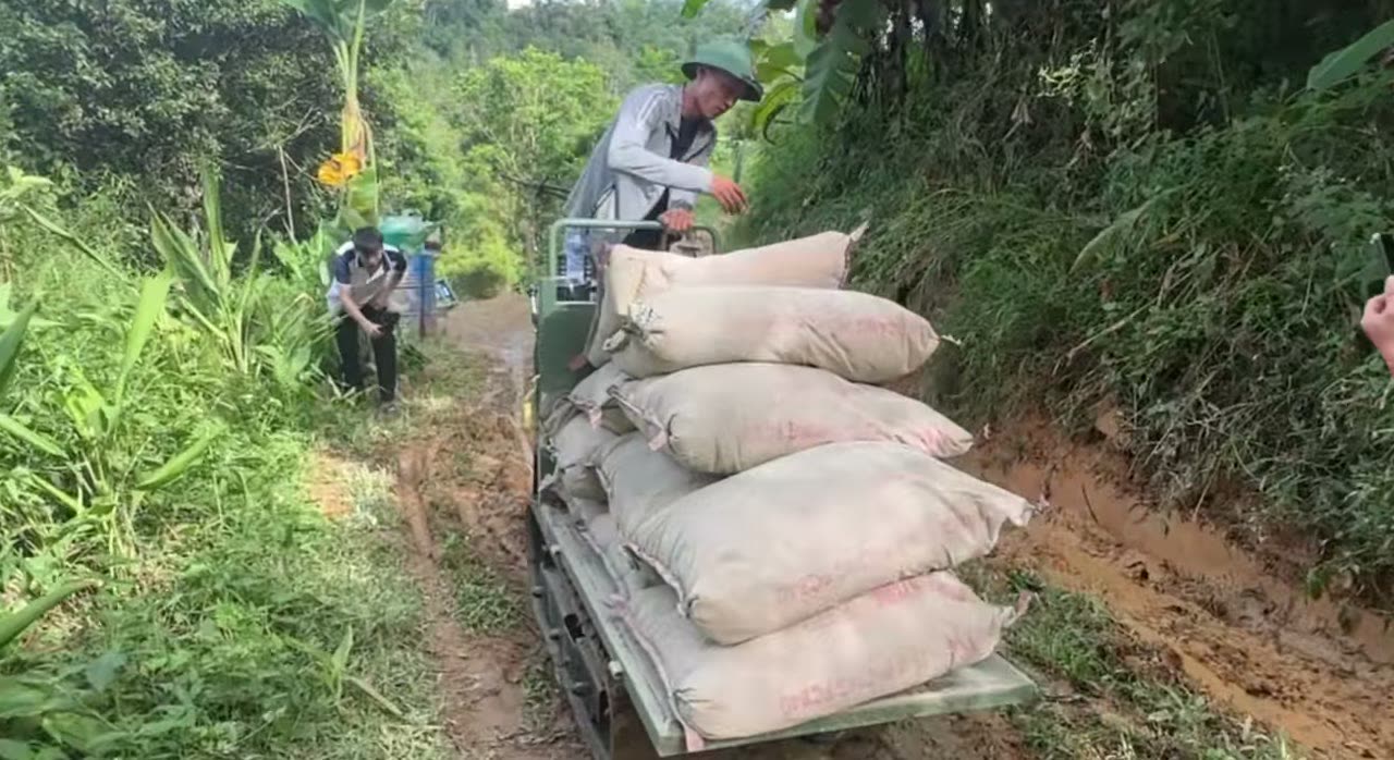 Bao vật liệu xếp chồng trên thùng xe rùa bánh xích 0,8 tấn