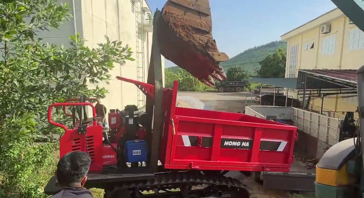Máy xúc đổ đá dăm vào thùng xe rùa bánh xích 1,5 tấn