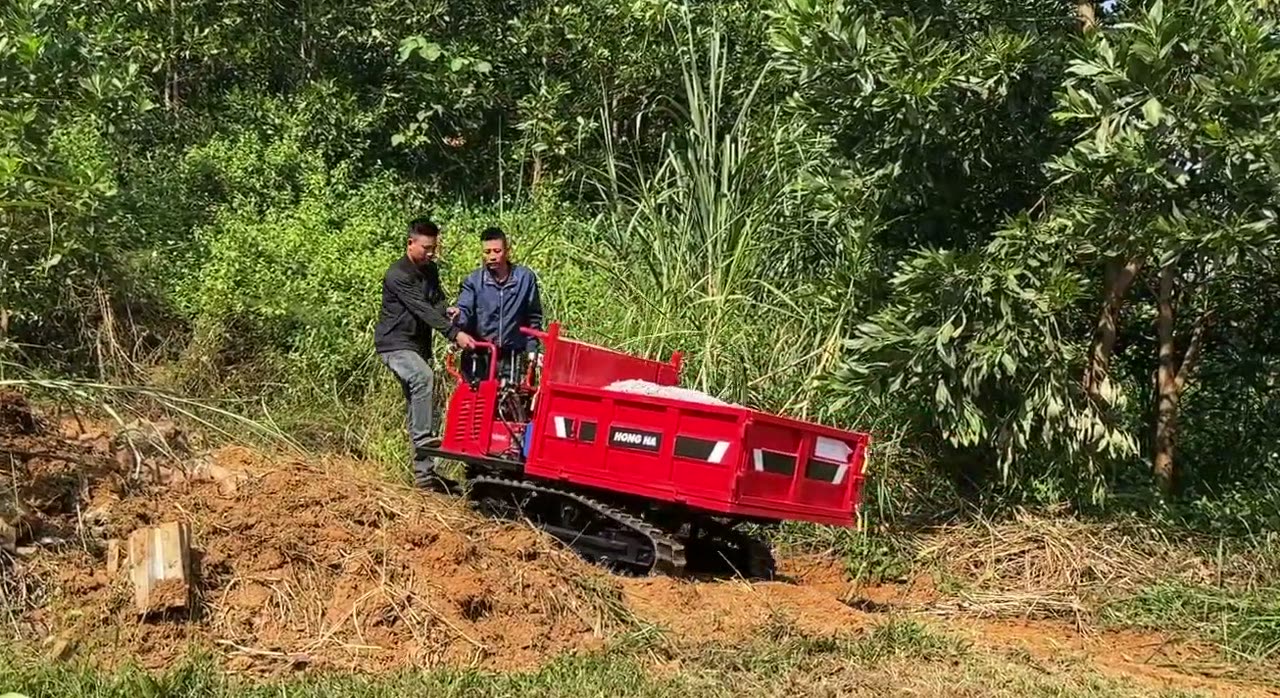 Người lái đứng sau xe rùa bánh xích 1,5 tấn điều khiển leo dốc