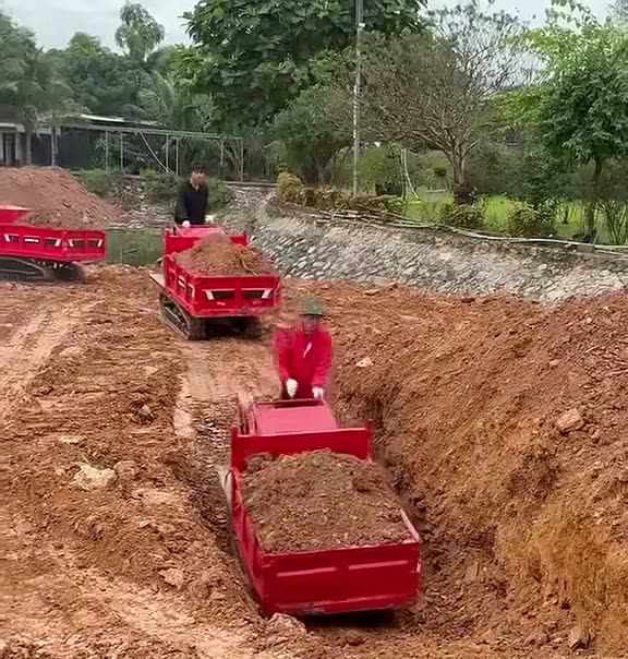 Xe rùa bánh xích 1,5 tấn chở đất lên dốc ở công trình Hòa Bình