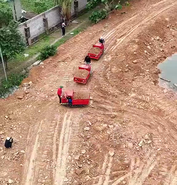 Ba xe rùa bánh xích 1,5 tấn chạy trên bãi đất đồi ở Hòa Bình
