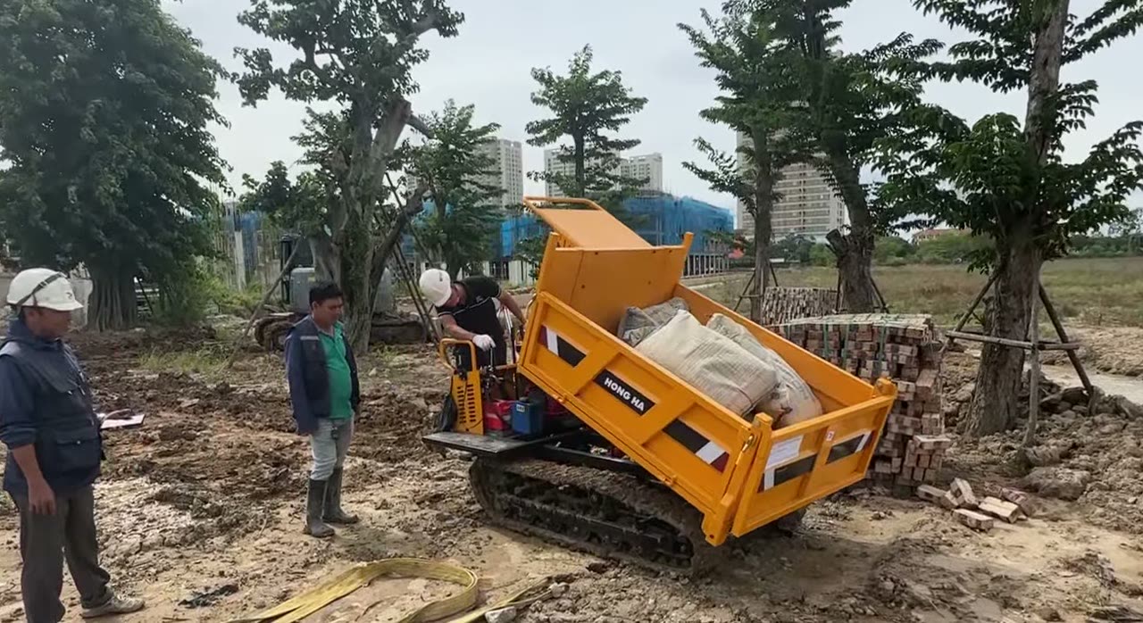 Nâng ben đổ bao vật liệu cạnh gốc cây trong khu đô thị