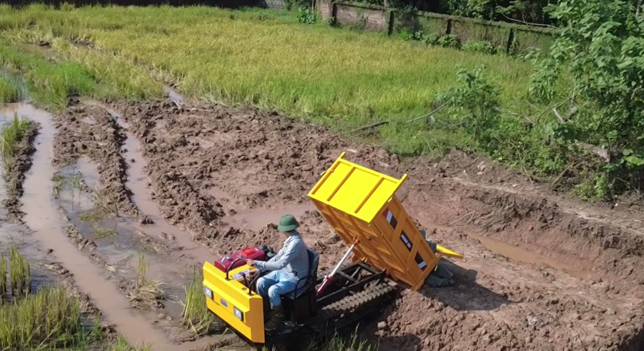 Nâng ben xe rùa bánh xích 2 tấn đổ đá ở mép ruộng bùn