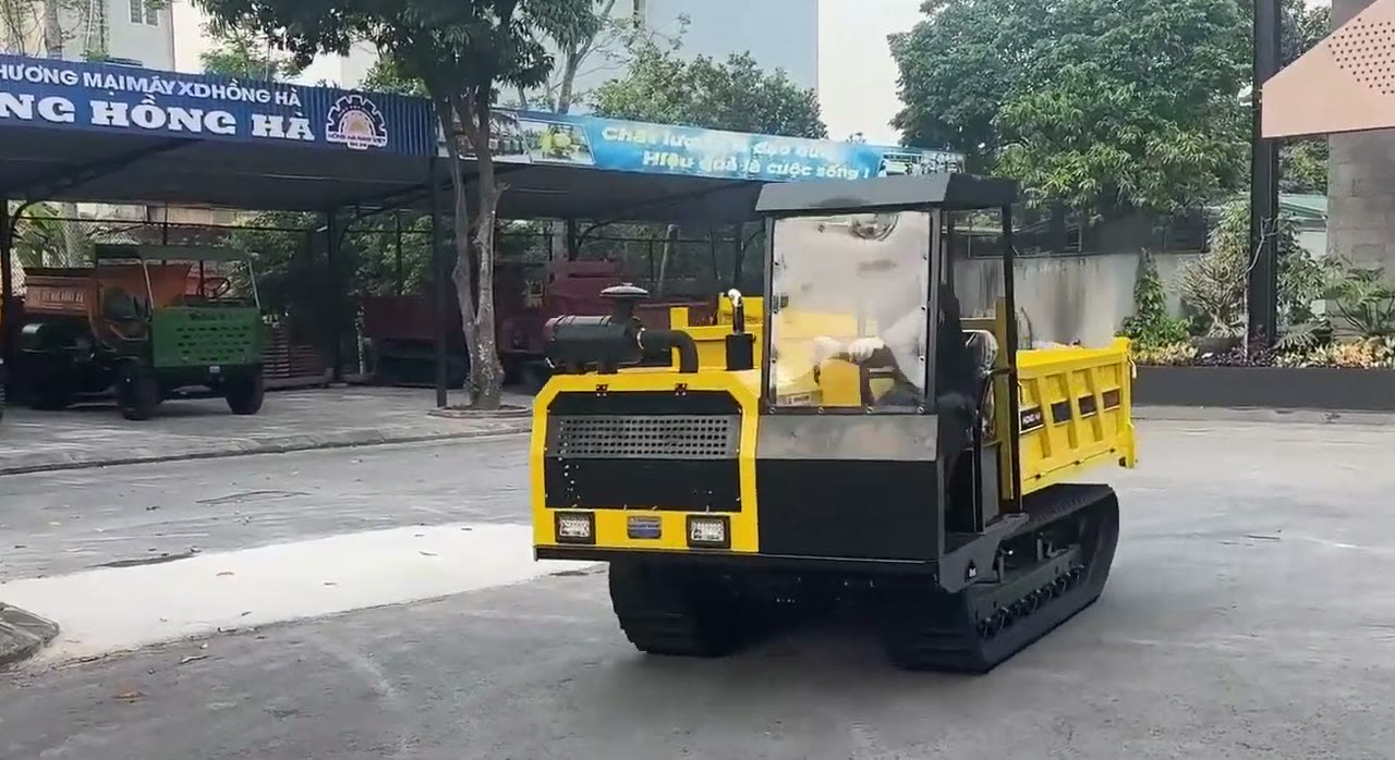 Xe rùa bánh xích 4 tấn có mái che chạy thử ở sân showroom Hồng Hà