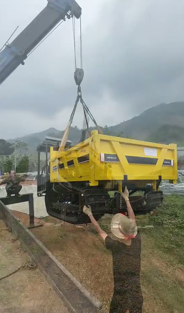Xe cẩu hạ xe rùa bánh xích 4 tấn xuống công trình ở Lào Cai