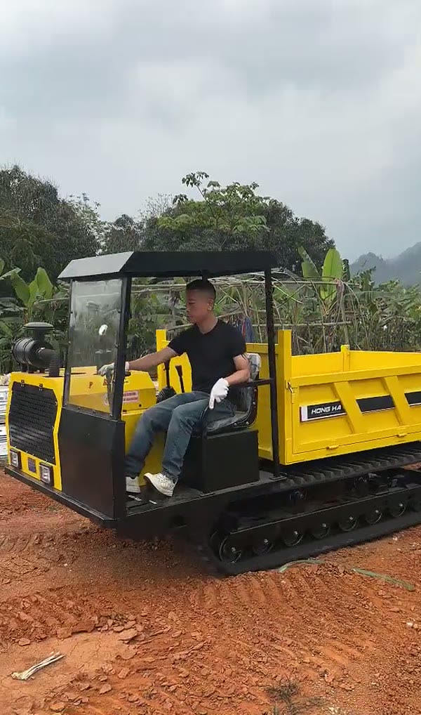 Người lái ngồi trên xe rùa bánh xích 4 tấn trên nền đất đỏ