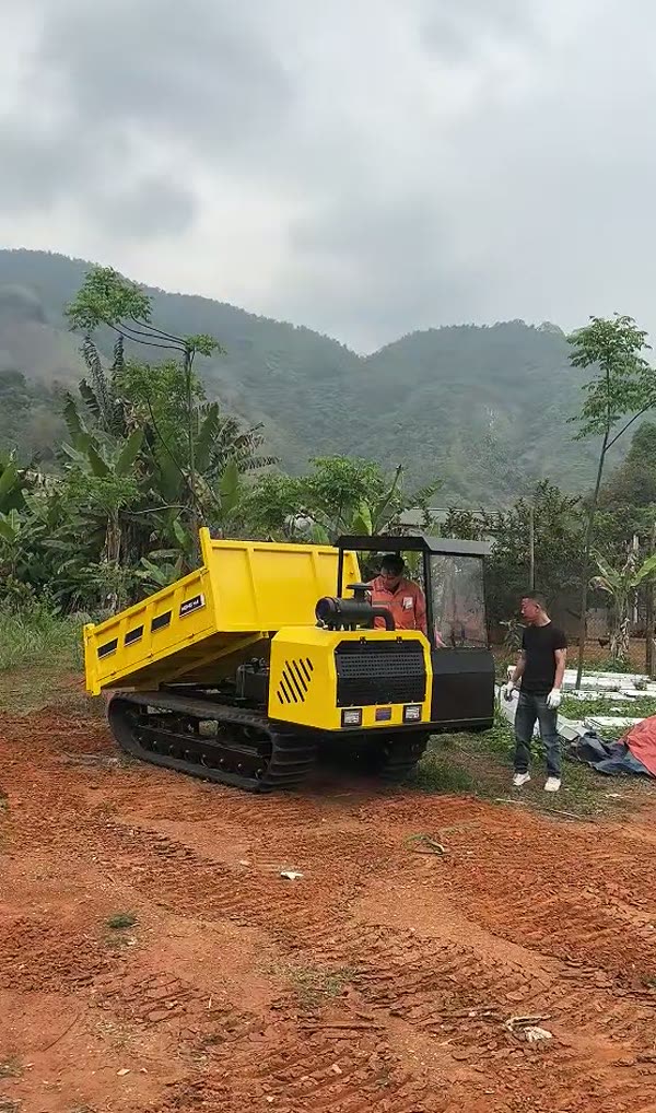 Xe rùa bánh xích 4 tấn chạy trên sườn đồi đất đỏ ở Lào Cai