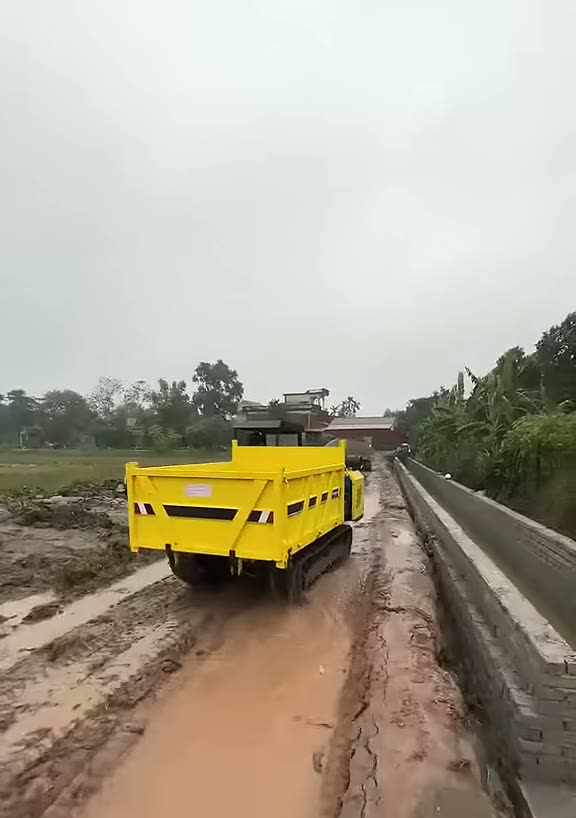 Xe rùa bánh xích 4 tấn chạy trên đường đất lầy ven mương ở Hà Nam