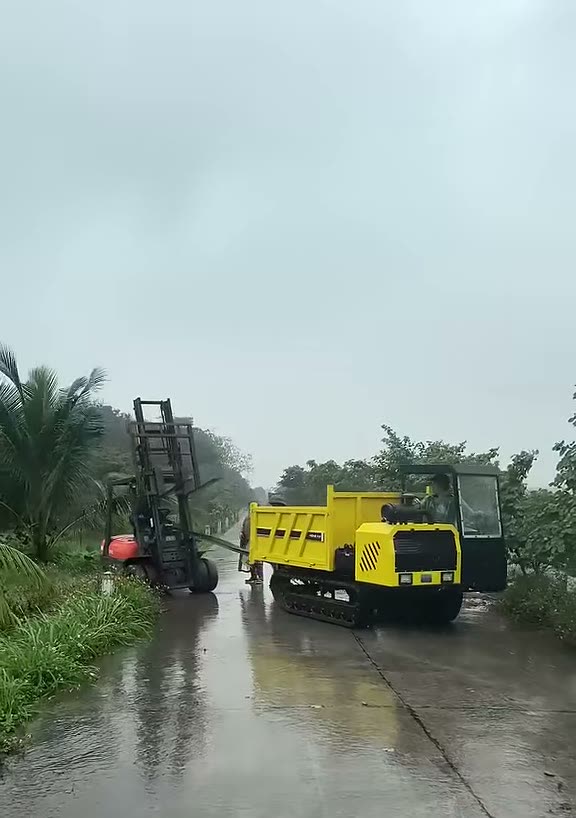 Xe rùa bánh xích 4 tấn kéo thử xe nâng trên đường bê tông