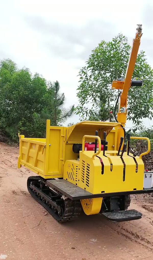Xe rùa bánh xích có cẩu 1,8 tấn Hồng Hà màu vàng, cần cẩu dựng ở đầu xe