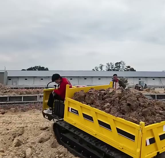 Xe rùa bánh xích 3 tấn chở đất ở nông trường Thanh Hóa