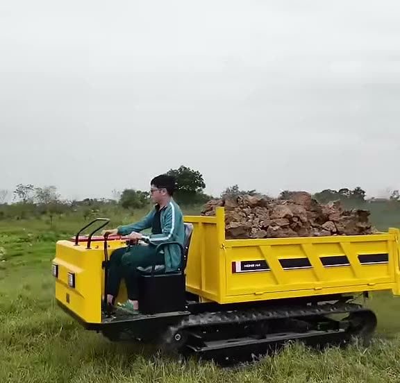 Người lái ngồi trên ghế xe rùa bánh xích 3 tấn chở đầy thùng đất